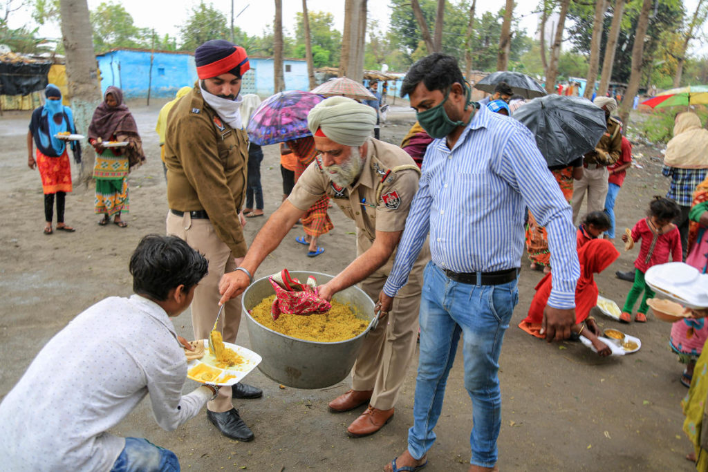 Punjab police distribute food
